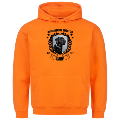 Dieser Mensch gehört zu - Personalisierbarer Unisex Hoodie