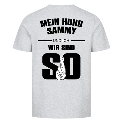 Mein Hund und ich wir sind so - Personalisierbares Unisex T-Shirt Rückendruck