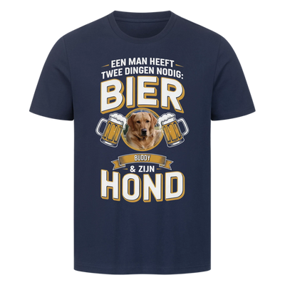 Een man heeft twee dingen nodig: bier en zijn hond – Premium T-shirt gepersonaliseerd